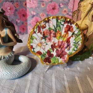 DECOUPAGE FLOWERS ON A FLAT SCALLOPED SHELL